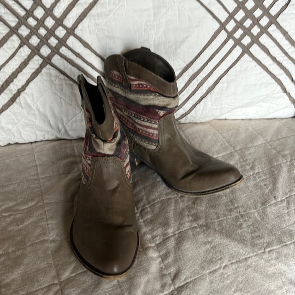 Unionbay Bootie With Slouch Patterned Top Size 9.5 - image 1